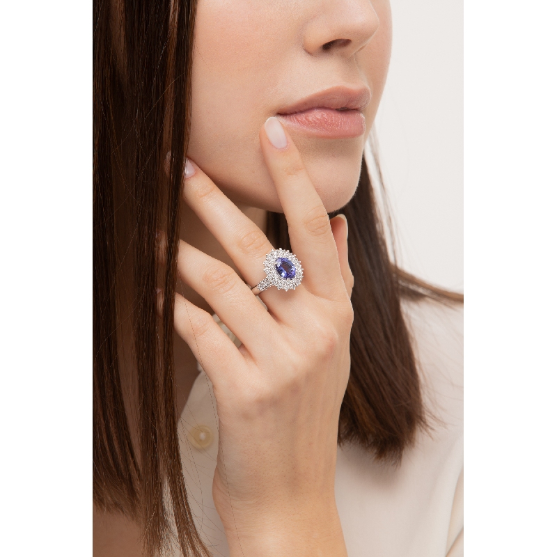 Bague halo en or blanc 18k avec tanzanite ovale  Bague halo en or blanc 18k avec tanzanite ovale