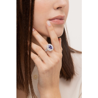 Bague halo en or blanc 18k avec tanzanite ovale 