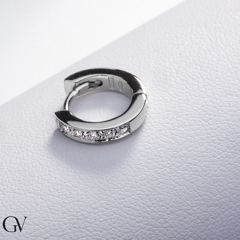 Créole unique avec diamants en or blanc 18 carats  Créole unique avec diamants en or blanc 18 carats