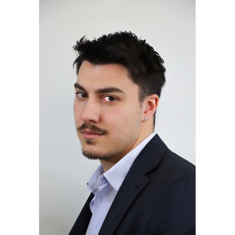 Boucle d'oreille unique en croix en or blanc 18 carats avec des diamants Boucle d'oreille unique en croix en or blanc 18 carats avec des diamants