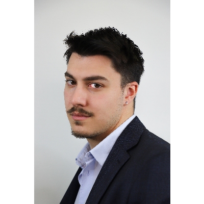 Boucle d'oreille unique en croix en or blanc 18 carats avec des diamants