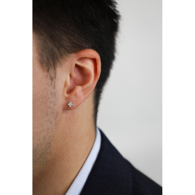 Boucle d'oreille unique en croix en or blanc 18 carats avec des diamants Boucle d'oreille unique en croix en or blanc 18 carats avec des diamants