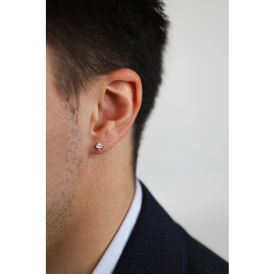 Boucle d'oreille unique en croix en or blanc 18 carats avec des diamants