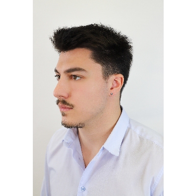 Boucle d'oreille mono en or rose 18 carats avec une croix en diamants noirs