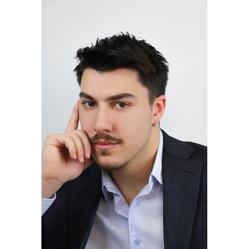 Créole unique en or blanc 18 carats avec des diamants blancs Créole unique en or blanc 18 carats avec des diamants blancs