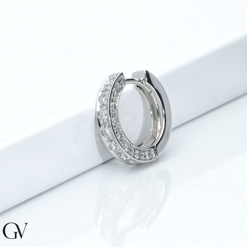 Boucle d'oreille unique en or blanc 18 carats avec des diamants Boucle d'oreille unique en or blanc 18 carats avec des diamants