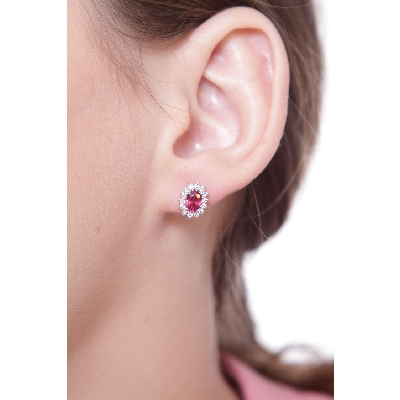 Boucles d'oreilles halo en or blanc 18 carats serties de rubis