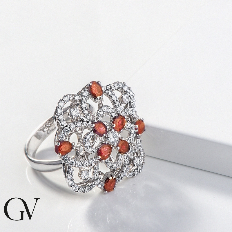 Bague fleur en or blanc 18k avec rubis ovales et diamants