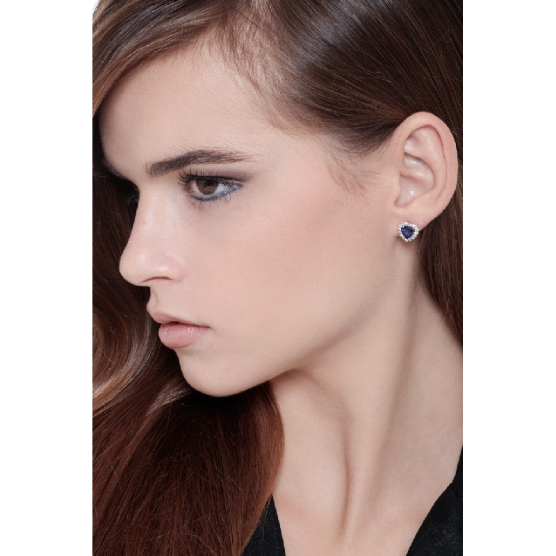 Boucles d'oreilles en or blanc 18 carats avec saphirs bleus à cœur halo diamants Boucles d'oreilles en or blanc 18 carats avec saphirs bleus à cœur halo diamants