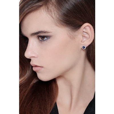 Boucles d'oreilles en or blanc 18 carats avec saphirs bleus à cœur halo diamants