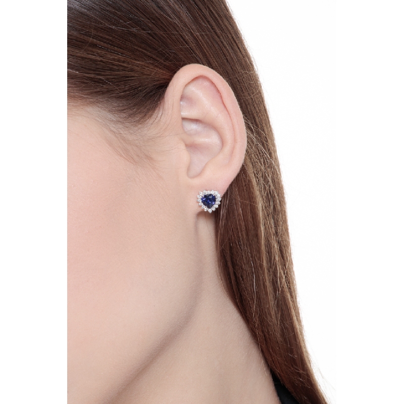 Boucles d'oreilles en or blanc 18 carats avec saphirs bleus à cœur halo diamants Boucles d'oreilles en or blanc 18 carats avec saphirs bleus à cœur halo diamants