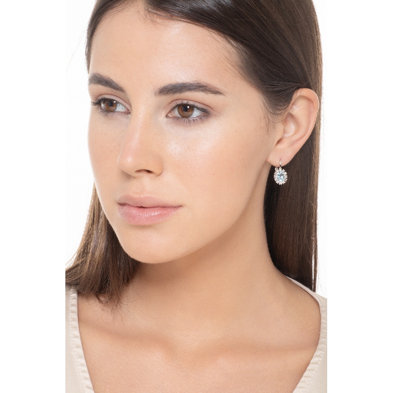 Boucles d'oreilles halo en or blanc 18k avec aigue-marine et diamants  Boucles d'oreilles halo en or blanc 18k avec aigue-marine et diamants