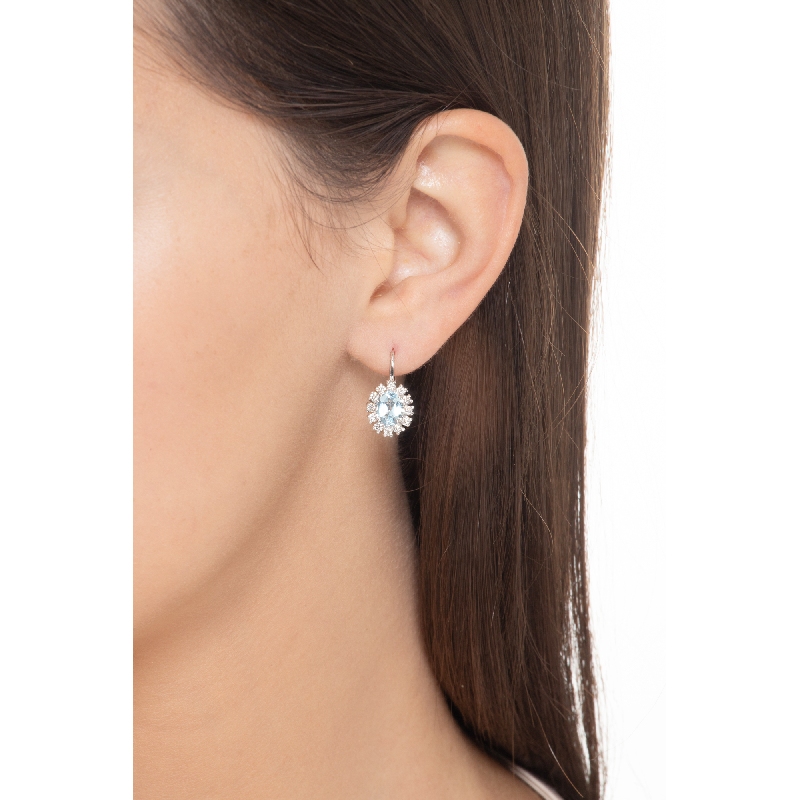 Boucles d'oreilles halo en or blanc 18k avec aigue-marine et diamants  Boucles d'oreilles halo en or blanc 18k avec aigue-marine et diamants