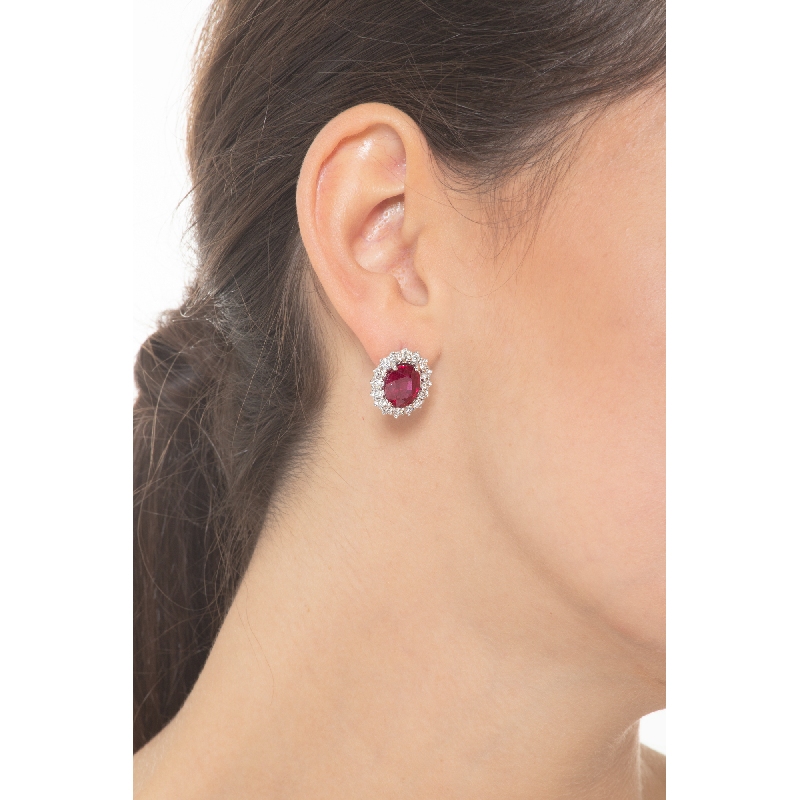 Boucles d'oreilles halo de diamants en or blanc 18k avec des rubis