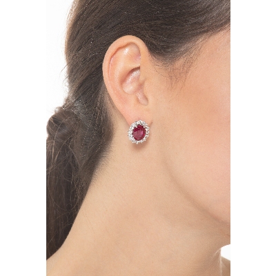 Boucles d'oreilles halo de diamants en or blanc 18k avec des rubis