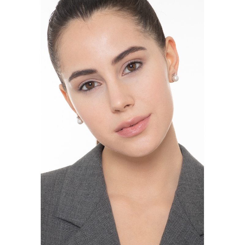 Boucles d'oreilles en or blanc 18k avec perle et un diamant Boucles d'oreilles en or blanc 18k avec perle et un diamant