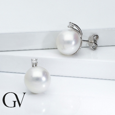 Boucles d’oreilles femme en or blanc 18k avec perles naturelles et diamants