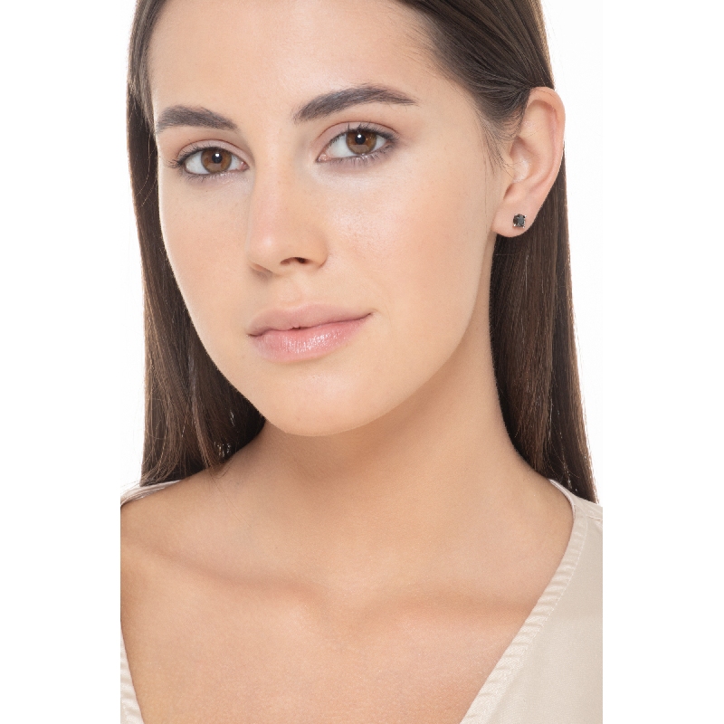 Boucles d'oreilles en or blanc 18k avec diamant noir Boucles d'oreilles en or blanc 18k avec diamant noir