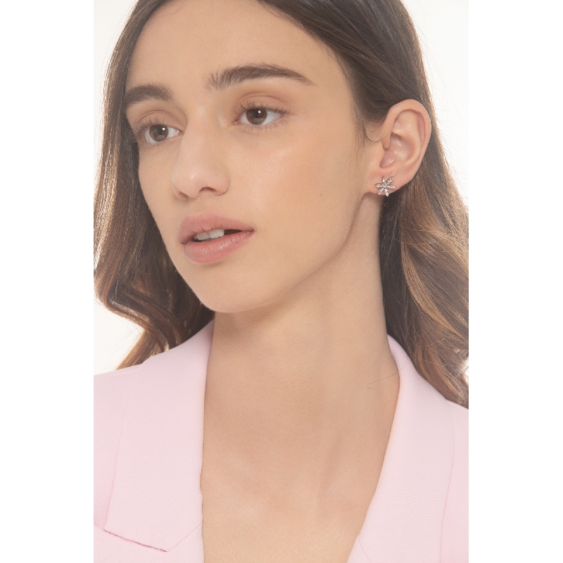 Boucles d’oreilles fleur en or blanc 18k en diamants Boucles d’oreilles fleur en or blanc 18k en diamants