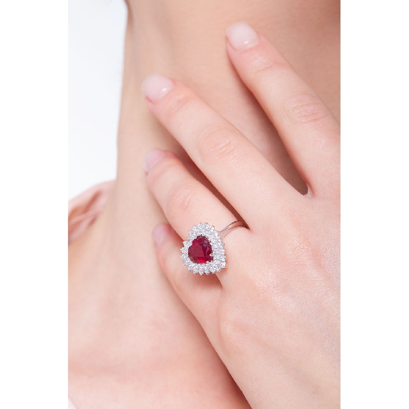 Bague avec rubis en forme de cœur à double rangée de diamants