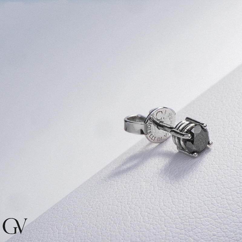 Boucle d'oreille mono avec diamant noir  en or blanc 18 carats à 4 griffes  Boucle d'oreille mono avec diamant noir  en or blanc 18 carats à 4 griffes