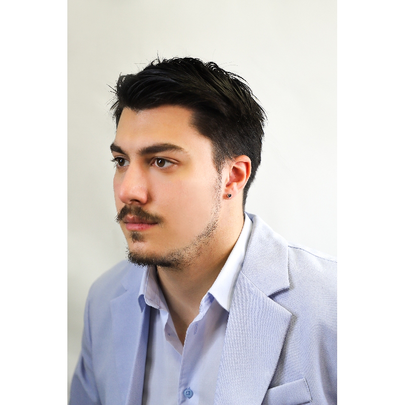 Boucle d'oreille mono avec diamant noir  en or blanc 18 carats à 4 griffes  Boucle d'oreille mono avec diamant noir  en or blanc 18 carats à 4 griffes