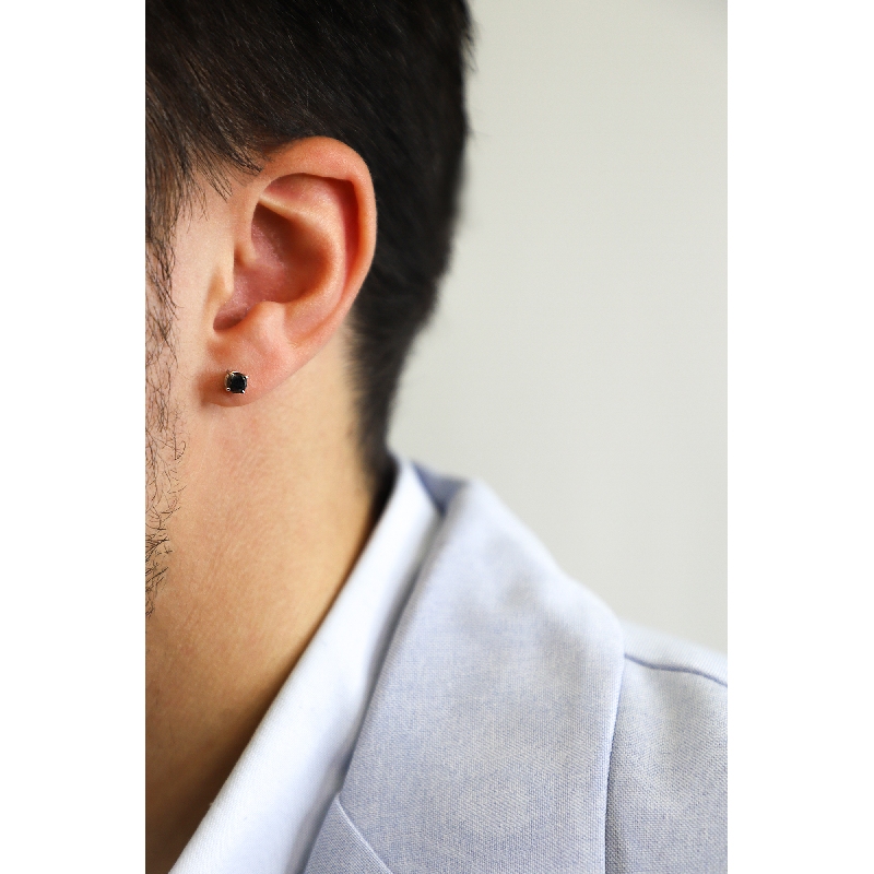 Boucle d'oreille mono avec diamant noir  en or blanc 18 carats à 4 griffes  Boucle d'oreille mono avec diamant noir  en or blanc 18 carats à 4 griffes