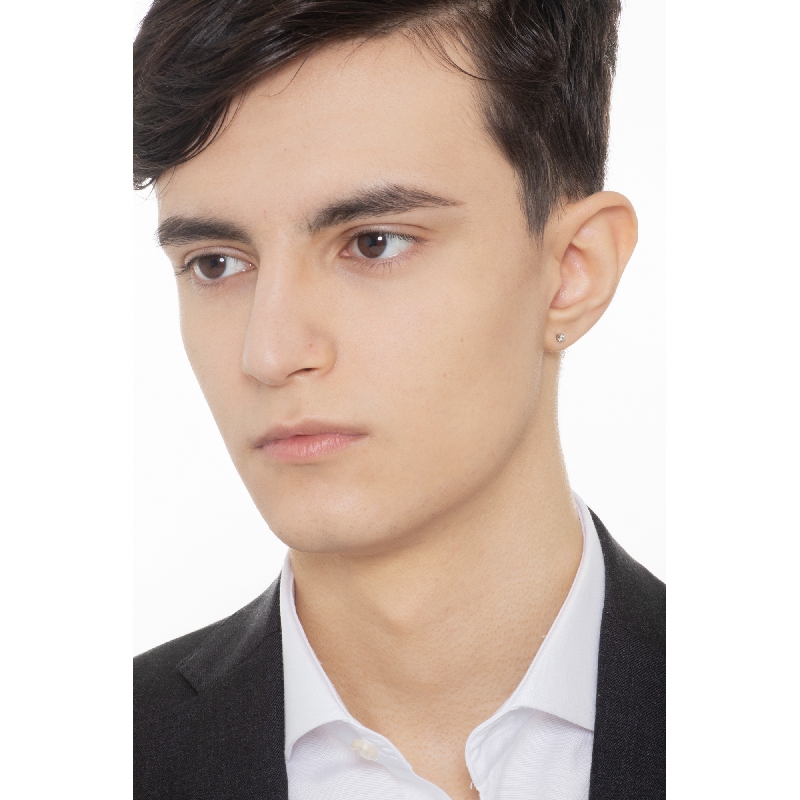 Mono boucle d oreille en or blanc 18 carats à quatre griffes avec des diamants Mono boucle d oreille en or blanc 18 carats à quatre griffes avec des diamants