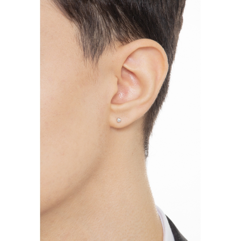 Mono boucle d oreille en or blanc 18 carats à quatre griffes avec des diamants Mono boucle d oreille en or blanc 18 carats à quatre griffes avec des diamants