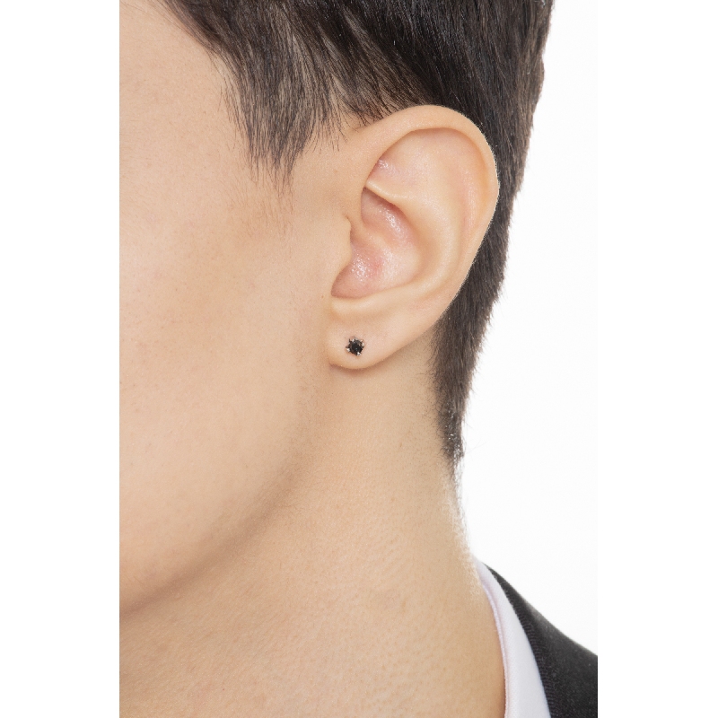 Boucle d'oreille individuelle en or blanc 18 carats à quatre griffes avec diamant noir, 0,18 ct