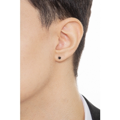 Boucle d'oreille individuelle en or blanc 18 carats à quatre griffes avec diamant noir, 0,18 ct