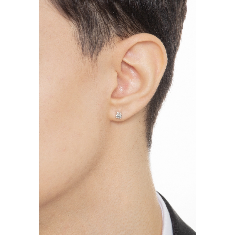 Boucle d'oreille individuelle en or blanc 18 carats à quatre griffes avec un diamant Boucle d'oreille individuelle en or blanc 18 carats à quatre griffes avec un diamant