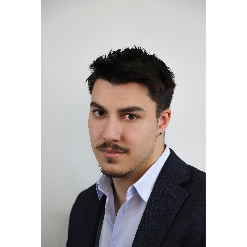 Boucle d'oreille individuelle or blanc 18k et diamant noir Boucle d'oreille individuelle or blanc 18k et diamant noir