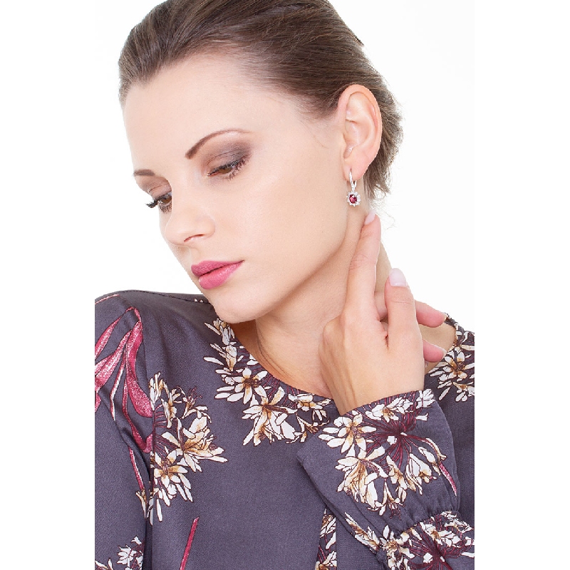 Boucles d'oreilles halo de diamants en or blanc 18k centre rubis Boucles d'oreilles halo de diamants en or blanc 18k centre rubis