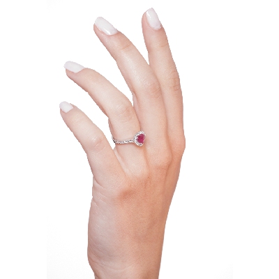 Bague avec rubis en forme de coeur et halo de diamants