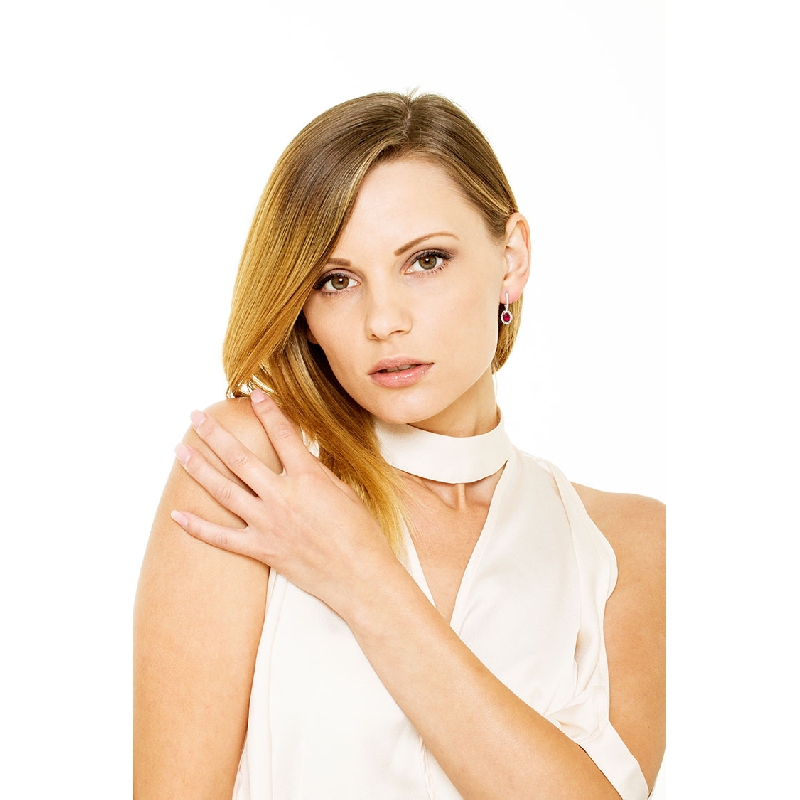 Boucles d'oreilles halo de diamants en or blanc 18k avec rubis Boucles d'oreilles halo de diamants en or blanc 18k avec rubis