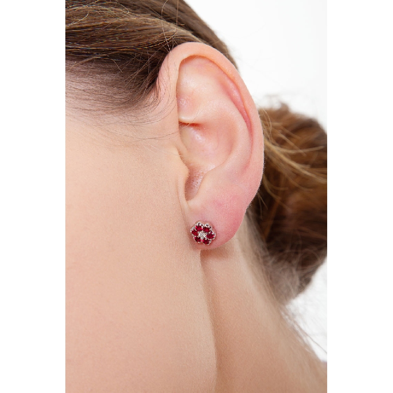 Boucles d'oreilles fleur en or blanc 18k avec diamants et rubis Boucles d'oreilles fleur en or blanc 18k avec diamants et rubis