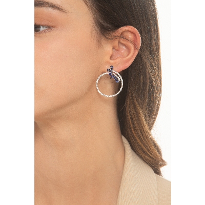 Créoles en or blanc 18k avec des saphirs bleus et des diamants