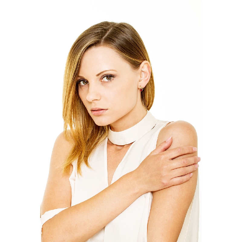 Boucles d’oreilles en or jaune 18K avec rubis et diamants Boucles d’oreilles en or jaune 18K avec rubis et diamants