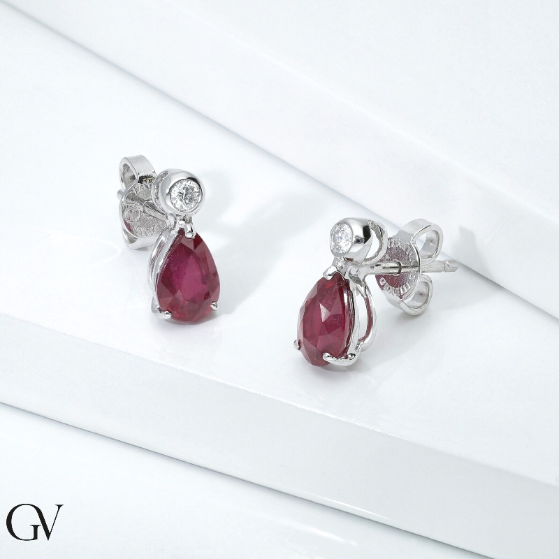 Boucles d'oreilles en or blanc 18 carats serties de rubis Boucles d'oreilles en or blanc 18 carats serties de rubis