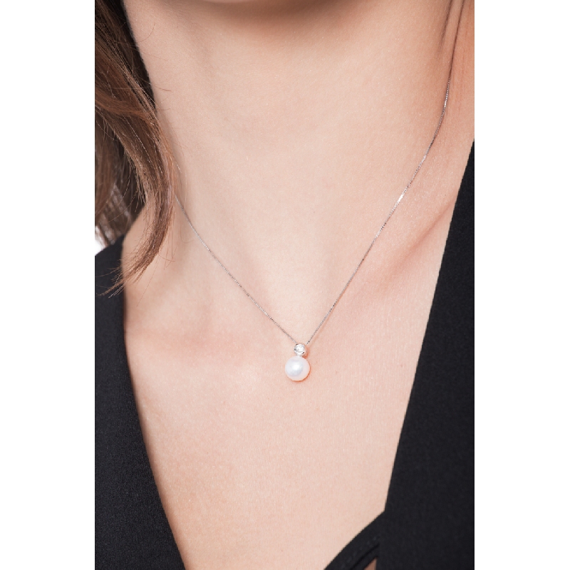 Collier en or blanc 18k avec une perle naturelle cultivée et diamant