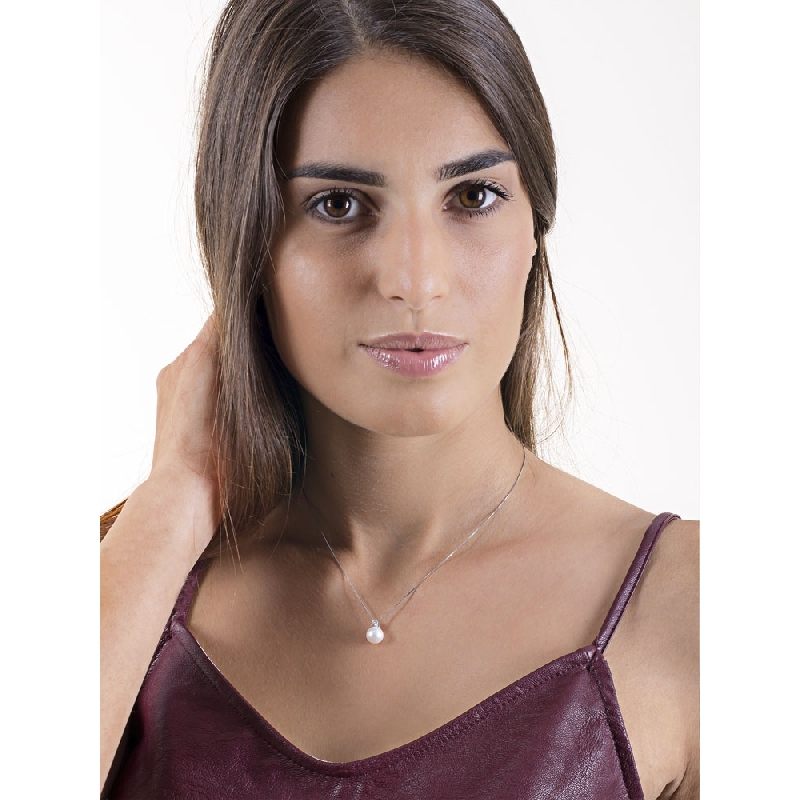 Collier en or blanc 18k avec perle et diamant Collier en or blanc 18k avec perle et diamant