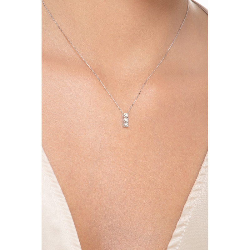 Collier en or blanc 18k trilogie de diamants Collier en or blanc 18k trilogie de diamants