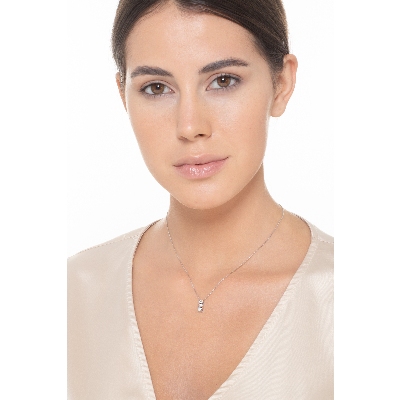 Collier en or blanc 18k orné d’un pendentif trilogy serti de diamant