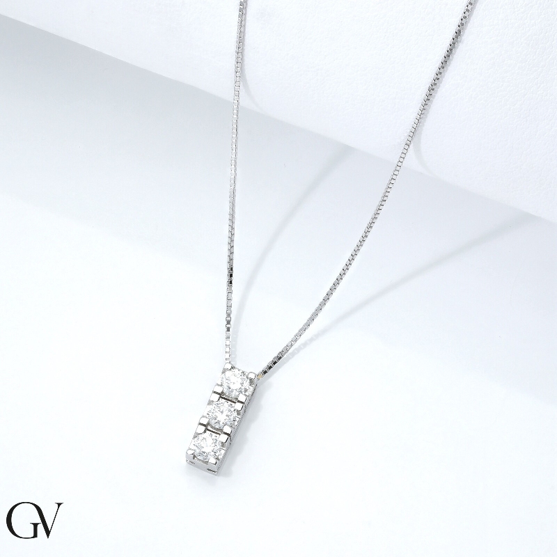 Collier en or blanc 18k avec pendentif trilogy en diamants