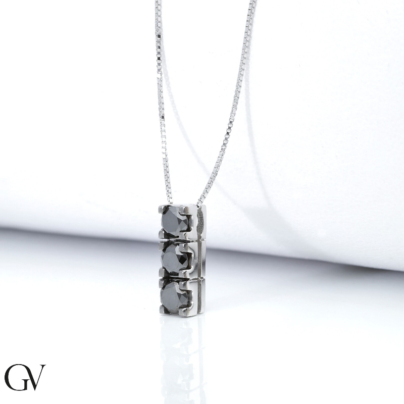 Collier en or blanc 18 carats avec pendentif trilogy en diamants noirs, 50 cm. Collier en or blanc 18 carats avec pendentif trilogy en diamants noirs, 50 cm.