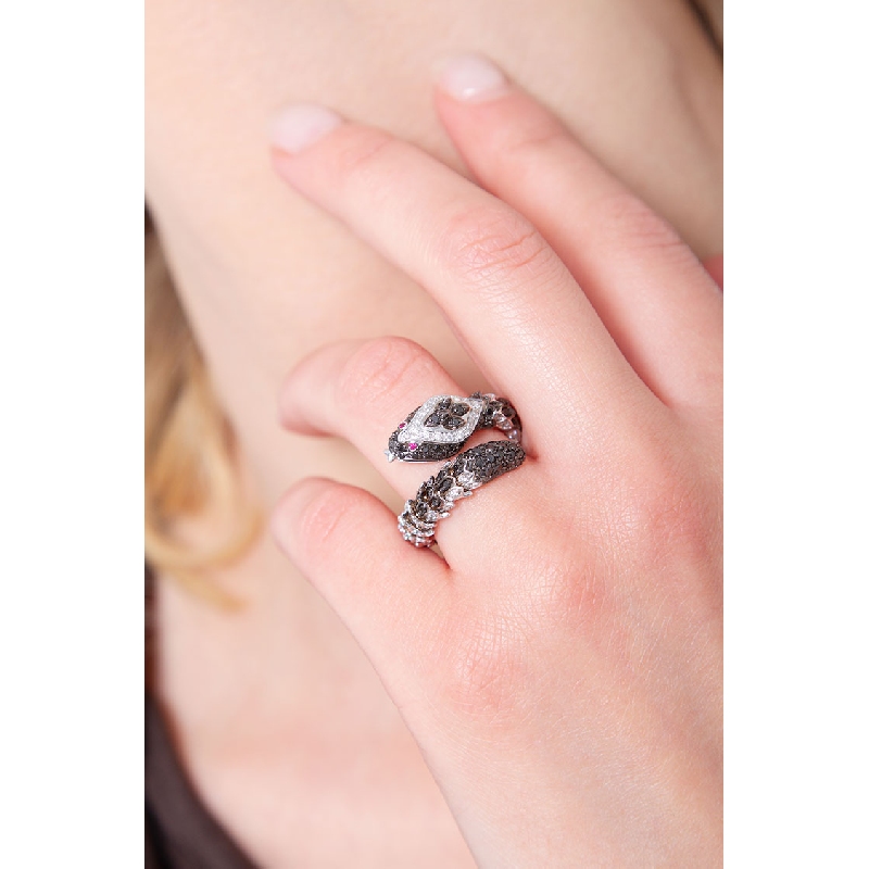 Bague serpent en or blanc 18k avec diamants et rubis