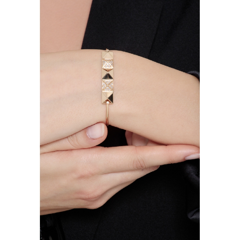 Bracelet avec plaque en or jaune 18k sertis de diamants Bracelet avec plaque en or jaune 18k sertis de diamants
