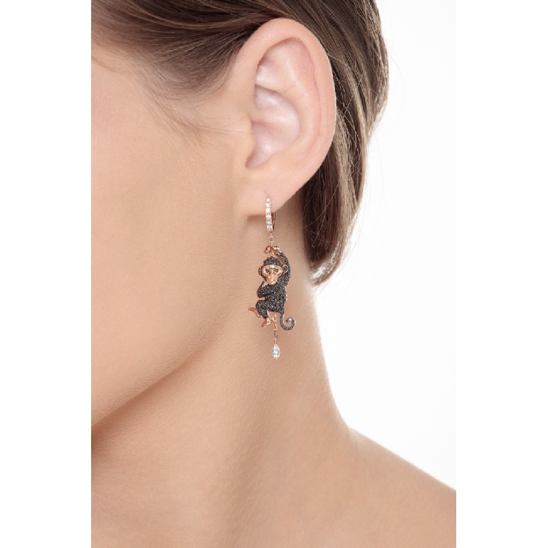 Boucles d’oreilles en or rose et blanc avec singes ornés de diamants noirs Boucles d’oreilles en or rose et blanc avec singes ornés de diamants noirs