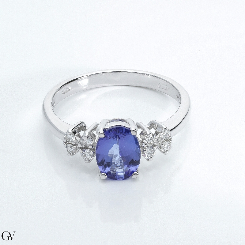 Bague en or blanc 18k avec diamants et tanzanite ovale Bague en or blanc 18k avec diamants et tanzanite ovale
